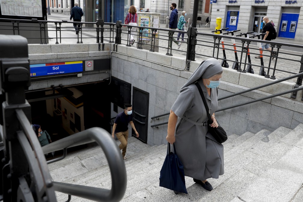 Freira sobe as escadas da estação de metrô na Praça do Sol, centro de Madri, nesta sexta-feira (18) — Foto: Manu Fernandez/AP