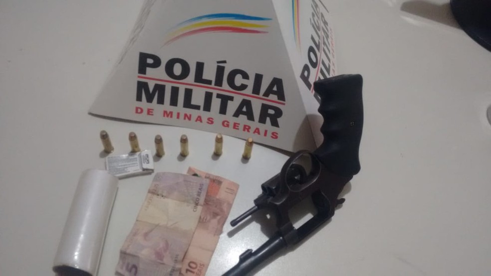 Materiais apreendidos pela PM em Arinos — Foto: Polícia Militar/Divulgação