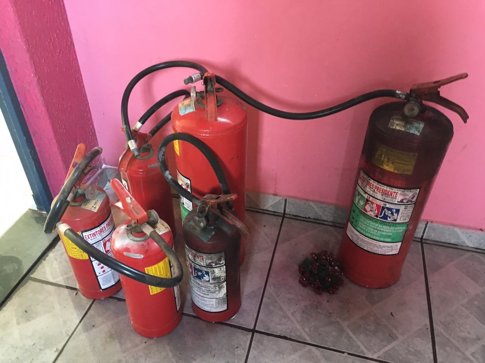 Extintores de incêndio do prédio foram utilizados no controle das chamas (Foto: Valmir Custódio/G1)