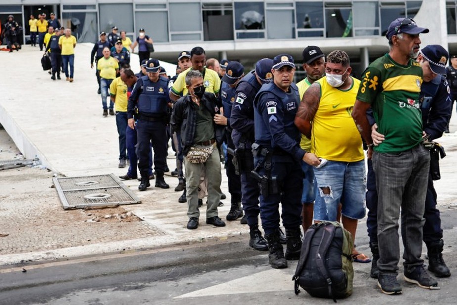 Participantes de atos golpistas em Brasília saem presos do Palácio do Planalto