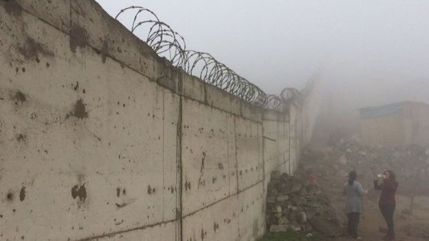  'Muro da vergonha' separa bairro pobre de rico em Lima, no Peru  (Foto: BBC)