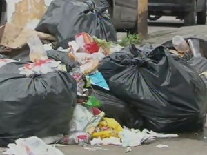 Lixo acumulado em São Vicente (Foto: Reprodução/TV Tribuna)