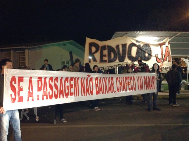 Estudantes pedem redução da tarifa de transporte coletivo em Chapecó (Foto: Eduardo Cristófoli/G1)