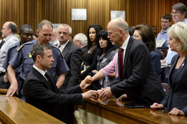 Oscar Pistorius é consolado por seus familiares após ser condenado a 5 anos de prisão nesta terça-feira (21) (Foto: Herman Verwey/Reuters)