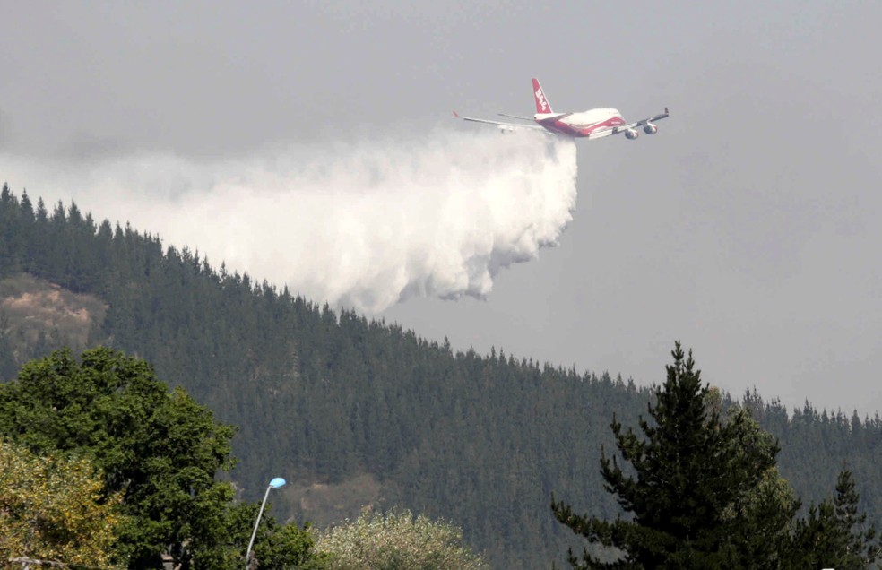 Boeing Super Tanker americano despeja água sobre floresta Hualane, na região de Maule, sul do Chile (Foto: Pablo Sanhueza /Reuters)