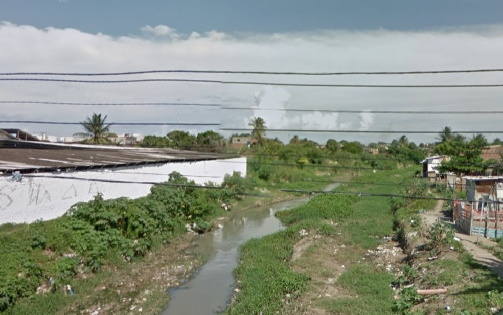 Corpo de homem morto a tiros foi resgatado no Rio Beberibe, que corta bairros da Zona Norte e do Centro do Recife — Foto: Reprodução/Google Street View