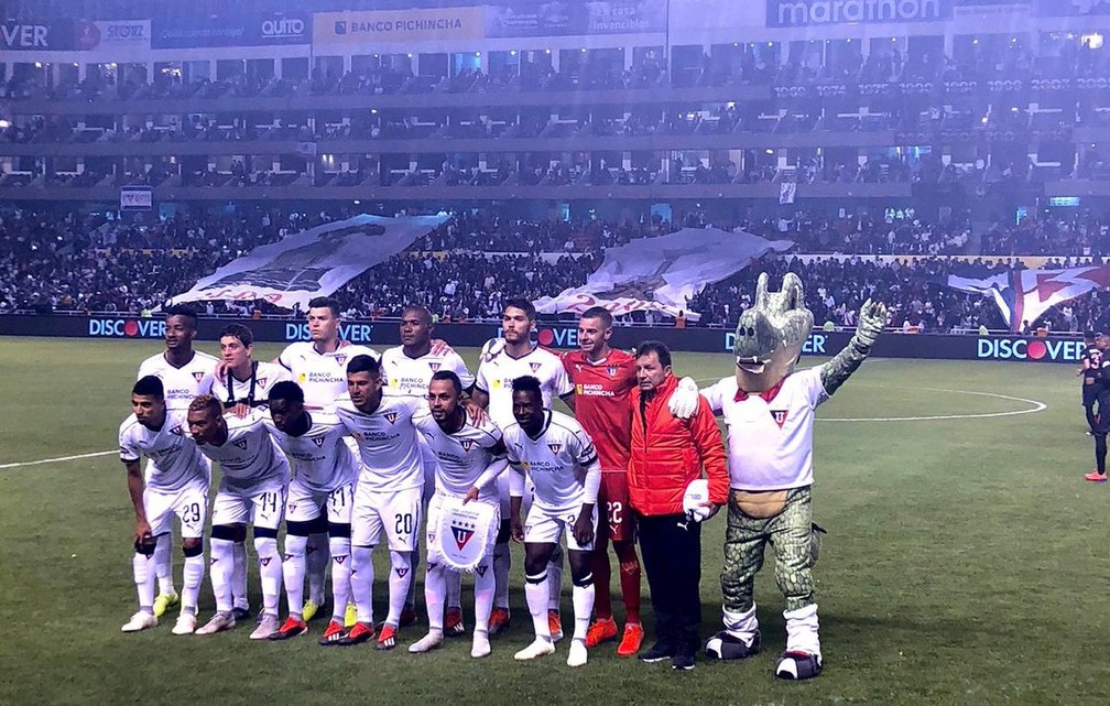 LDU em campo no Ãºltimo domingo para o amistoso contra o Santa FÃ©, da DolÃ´mbia â€” Foto: DivulgaÃ§Ã£o / LDU