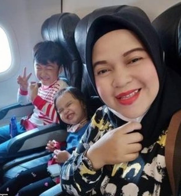 Ratih Windania postou uma selfie com seus filhos (Foto: Reprodução/Daily Mail)