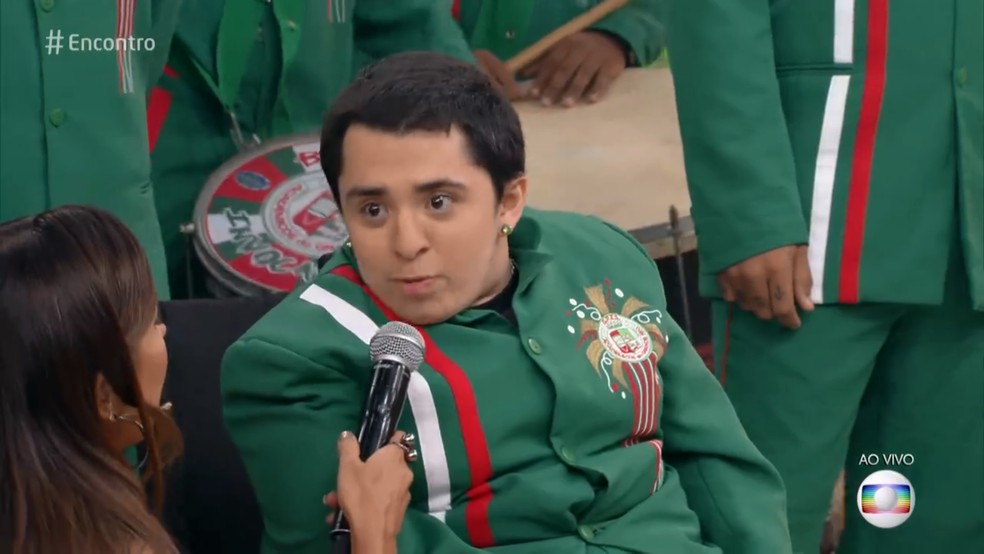 Felipe Correa toca chocalho na bateria da Grande Rio â Foto: TV Globo