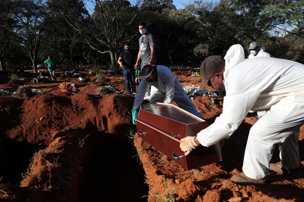 Cemitério na Vila Formosa, em São Paulo, durante a pandemia de coronavírus — Foto: REUTERS/Amanda Perobelli