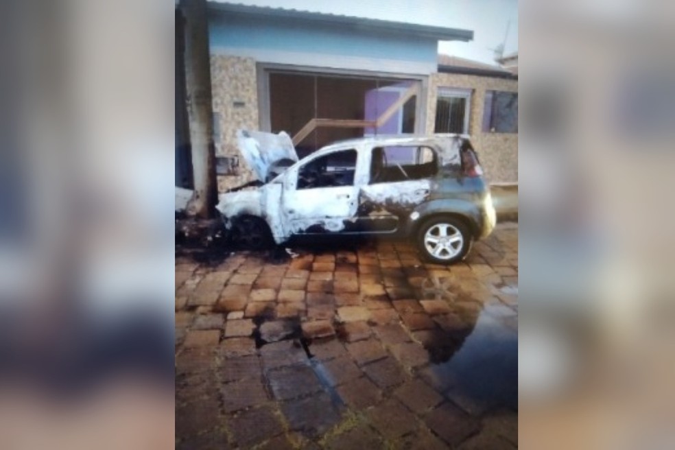Carro pega fogo após motorista bater em poste em Avaré  — Foto: Polícia Militar/ Divulgação 