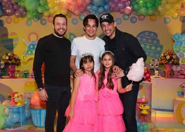 Kiko, Leandro e Bruno e suas respectivas famílias se reuniram no aniversário de Maya e Kiara (Foto: Manuela Scarpa/Brazil News)