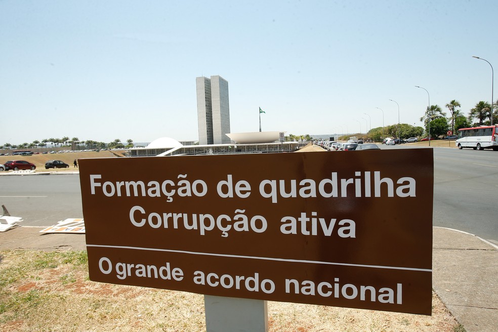 Uma placa de sinalização do Congresso Nacional, em Brasília, é vista com uma mensagem de protesto nesta segunda-feira (16) (Foto: Dida Sampaio/Estadão Conteúdo)