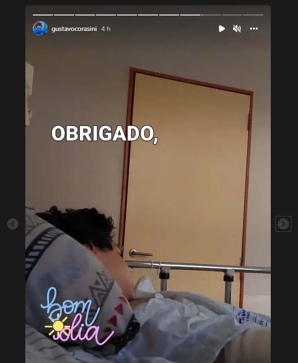 Família publica no Instagram foto de Gustavo Corasini, ator de 'Pantanal', em quarto de hospital onde está internado após atropelamento. — Foto: Reprodução/Instagram