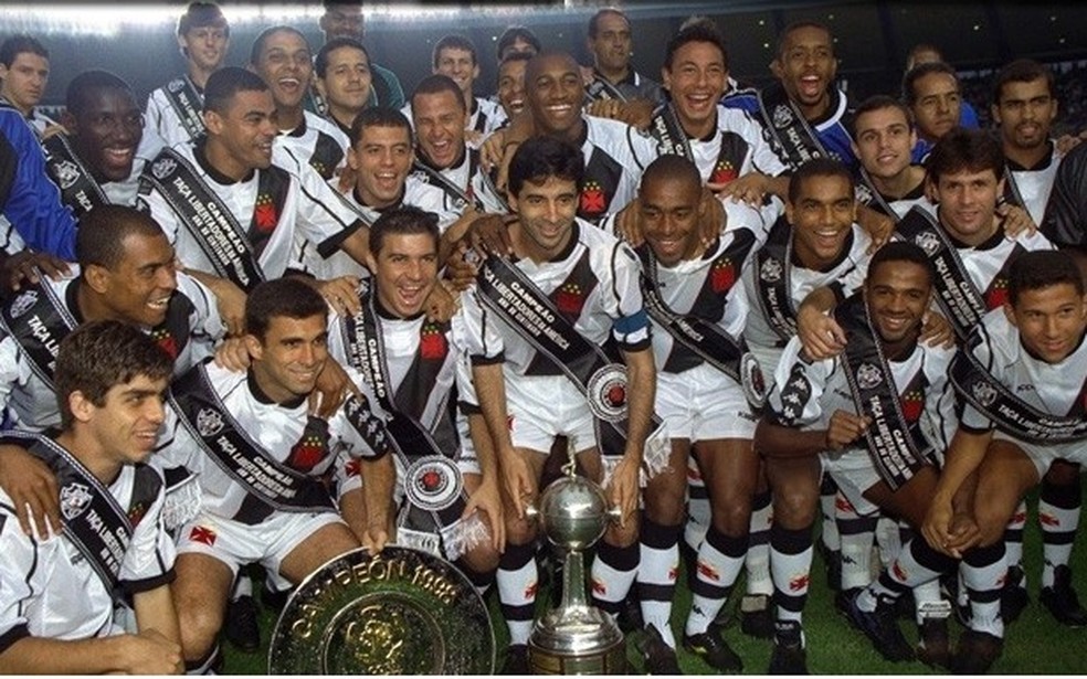 Elenco do Vasco recebeu as faixas de campeão em um clássico com o Flamengo, no Maracanã — Foto: Acervo O Globo