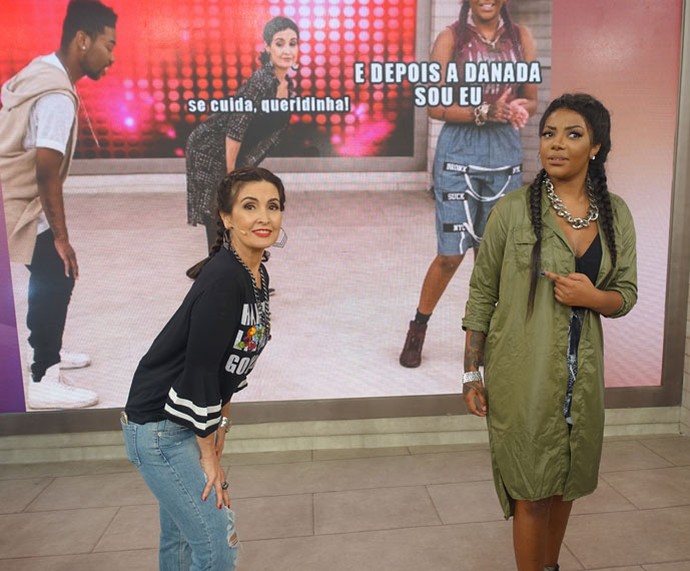 Nos bastidores, Fátima e Ludmilla se divertem com o meme do Gshow (Foto: TV Globo)