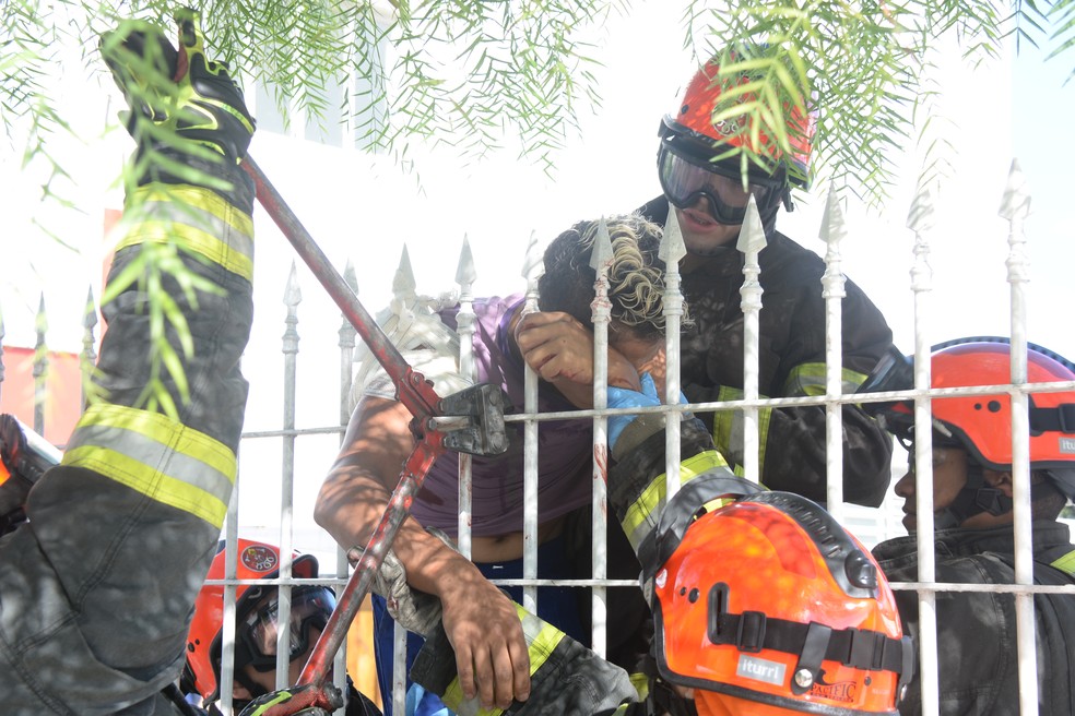 Homem recebe atendimento após ter braço preso em lança de portão (Foto: Arquivo Pessoal/Júlio Leite)