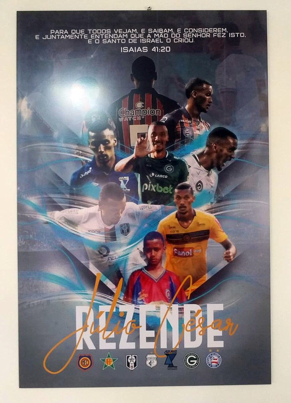 Quadro com os clubes em que Rezende atuou decora a casa do jogador — Foto: Rafael Teles