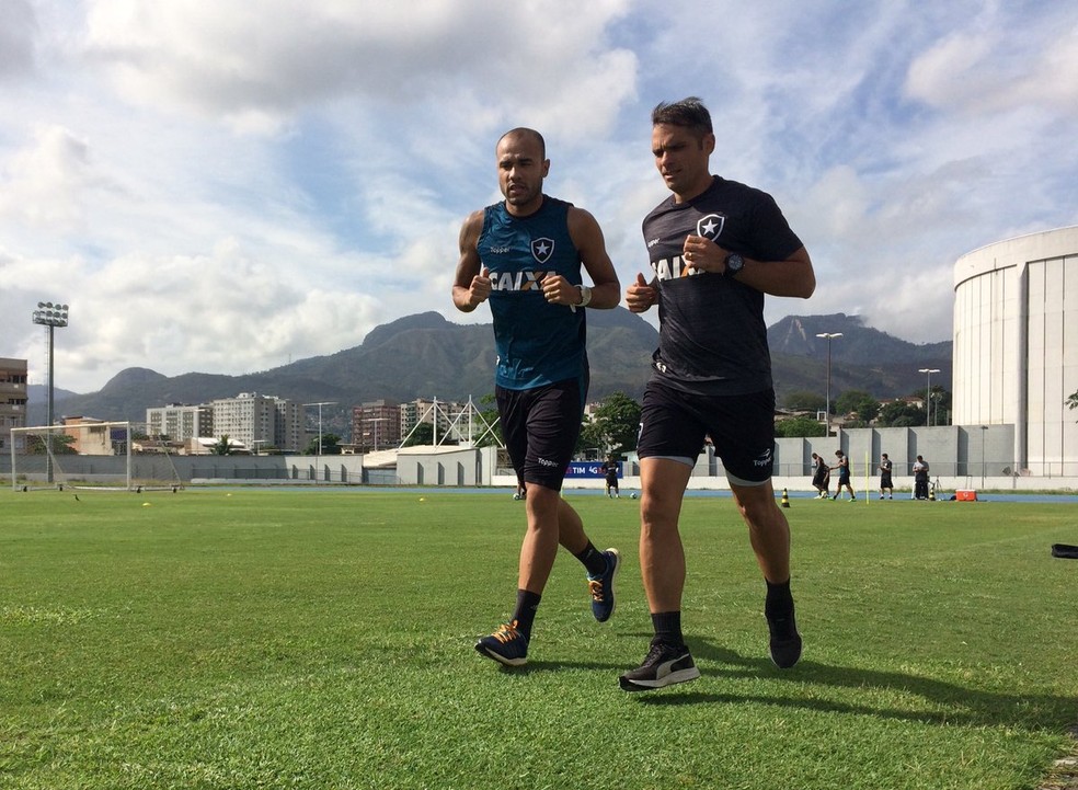 Roger correu em volta do gramado com o preparador físico Alex Rites (Foto: Divulgação / Botafogo)