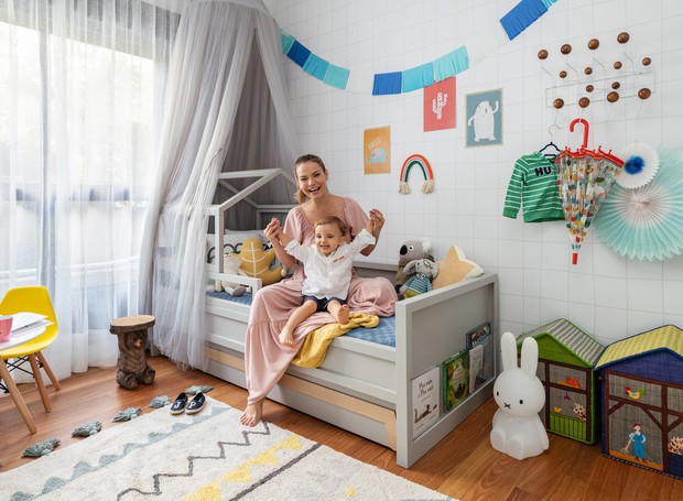 QUARTO INFANTIL | A atriz Milena Toscando e seu filho, João Pedro, no quarto do pequeno. Cama, tapete e caixas organizadoras da Mimoo (Foto: Maura Mello/Divulgação)