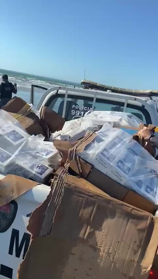 Caixas de cigarros encontradas boiando no mar, no RN, são recolhidas pela PM