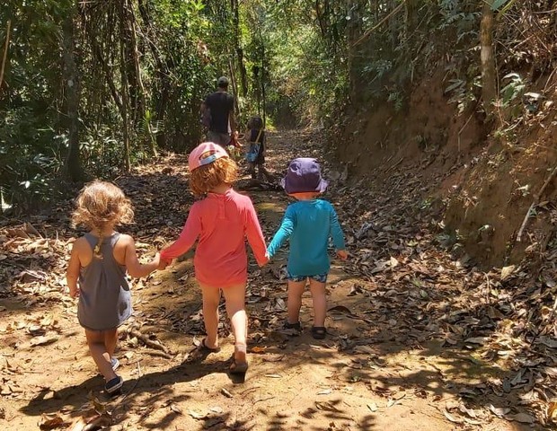 Crianças a caminho da cachoeira (Foto: Arquivo pessoal)