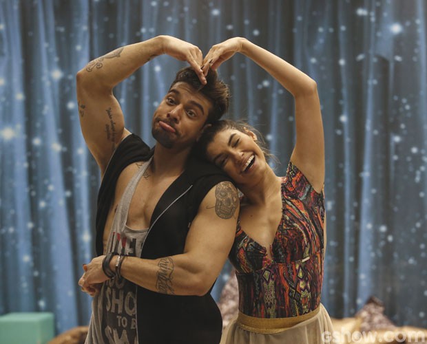 Lucas Lucco e a bailarina Ana Paula Guedes em clima de descontração (Foto: Fábio Rocha/ TV Globo)