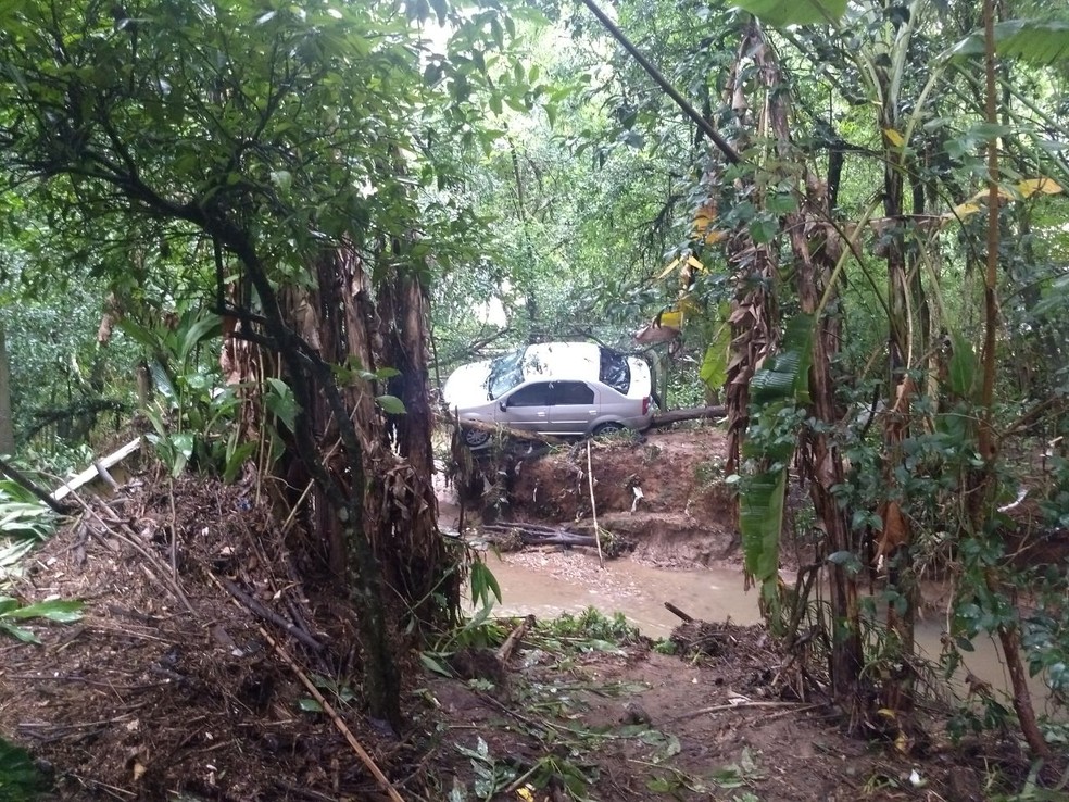 Carro foi levado pela correnteza e parou no meio do mato (Foto: Amanda Menezes/RPC)