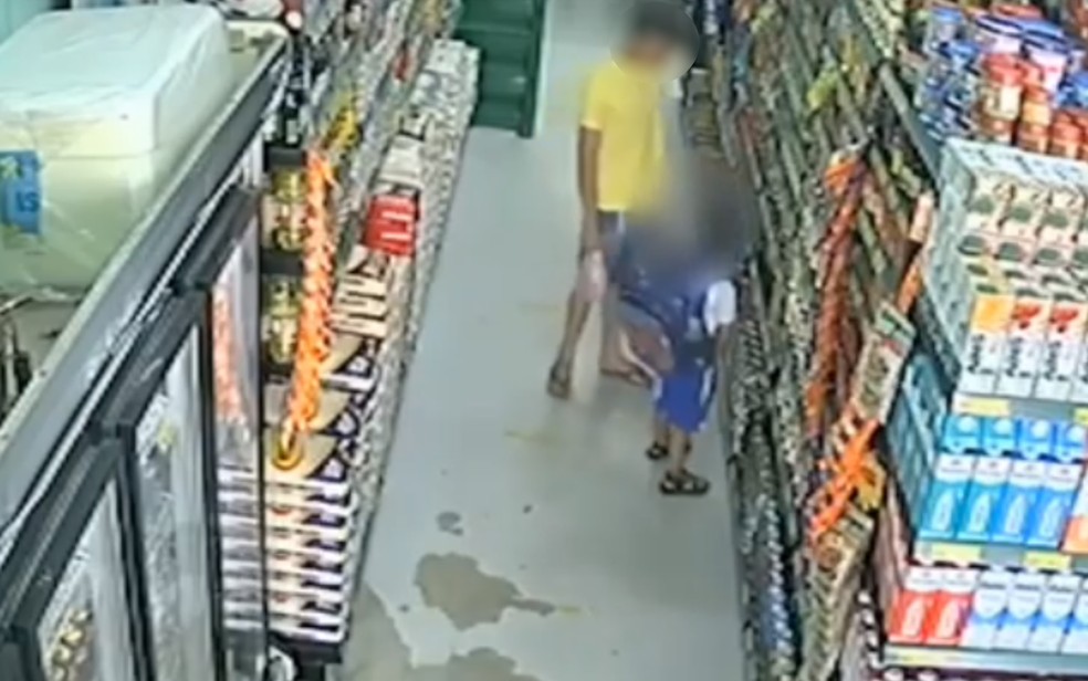 Homem furta carnes de supermercado e coloca na mochila do filho, em Anápolis, Goiás — Foto: Reprodução/TV Anhanguera