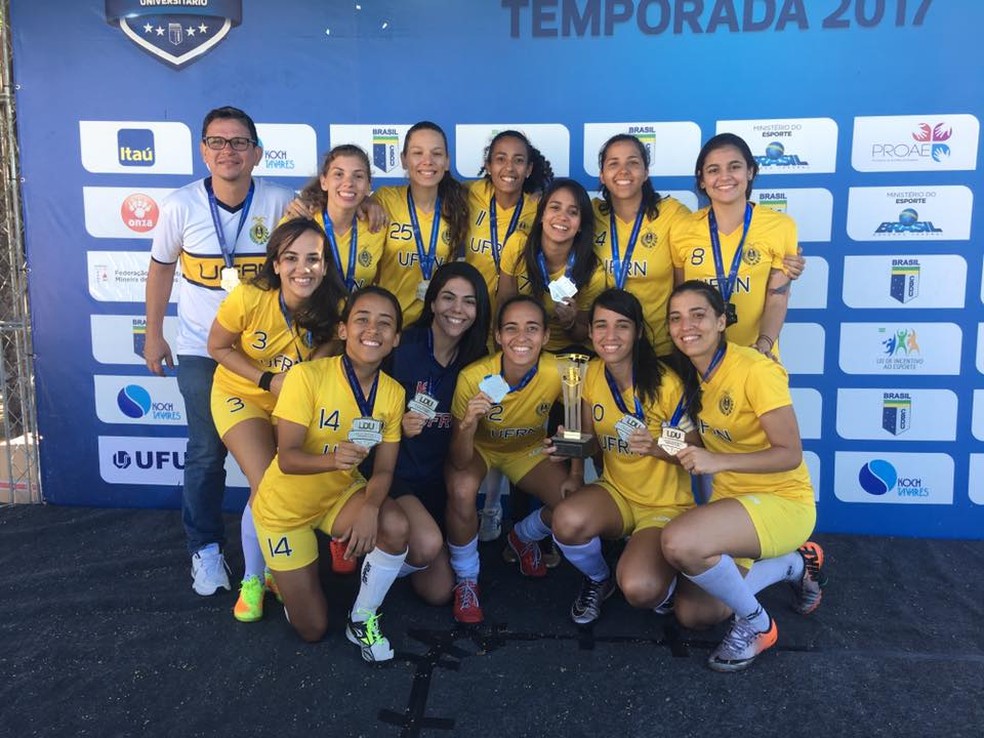 Helder Moura comemora empenho das meninas da UFRN na conquista da medalha de prata (Foto: Divulgação)