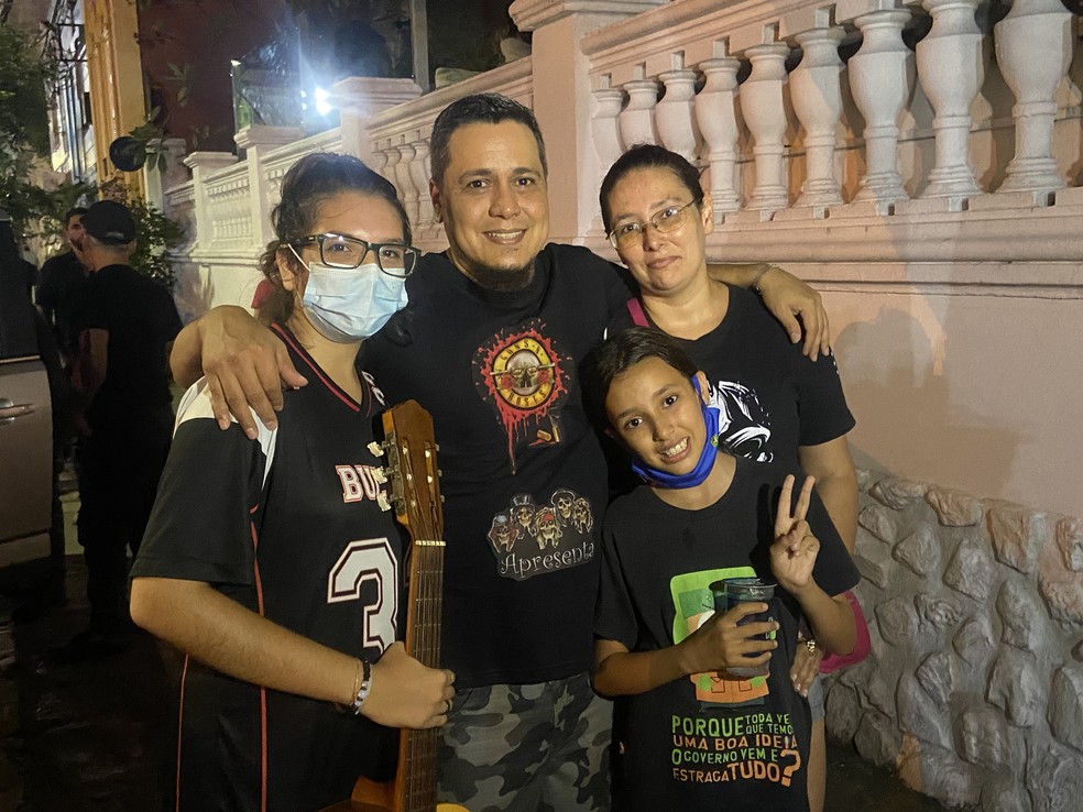 Ulisses Junior e a família se reuniram na frente do hotel para ver os integrantes da banda Guns N' Roses, em Manaus. — Foto: Patrick Marques/g1 AM