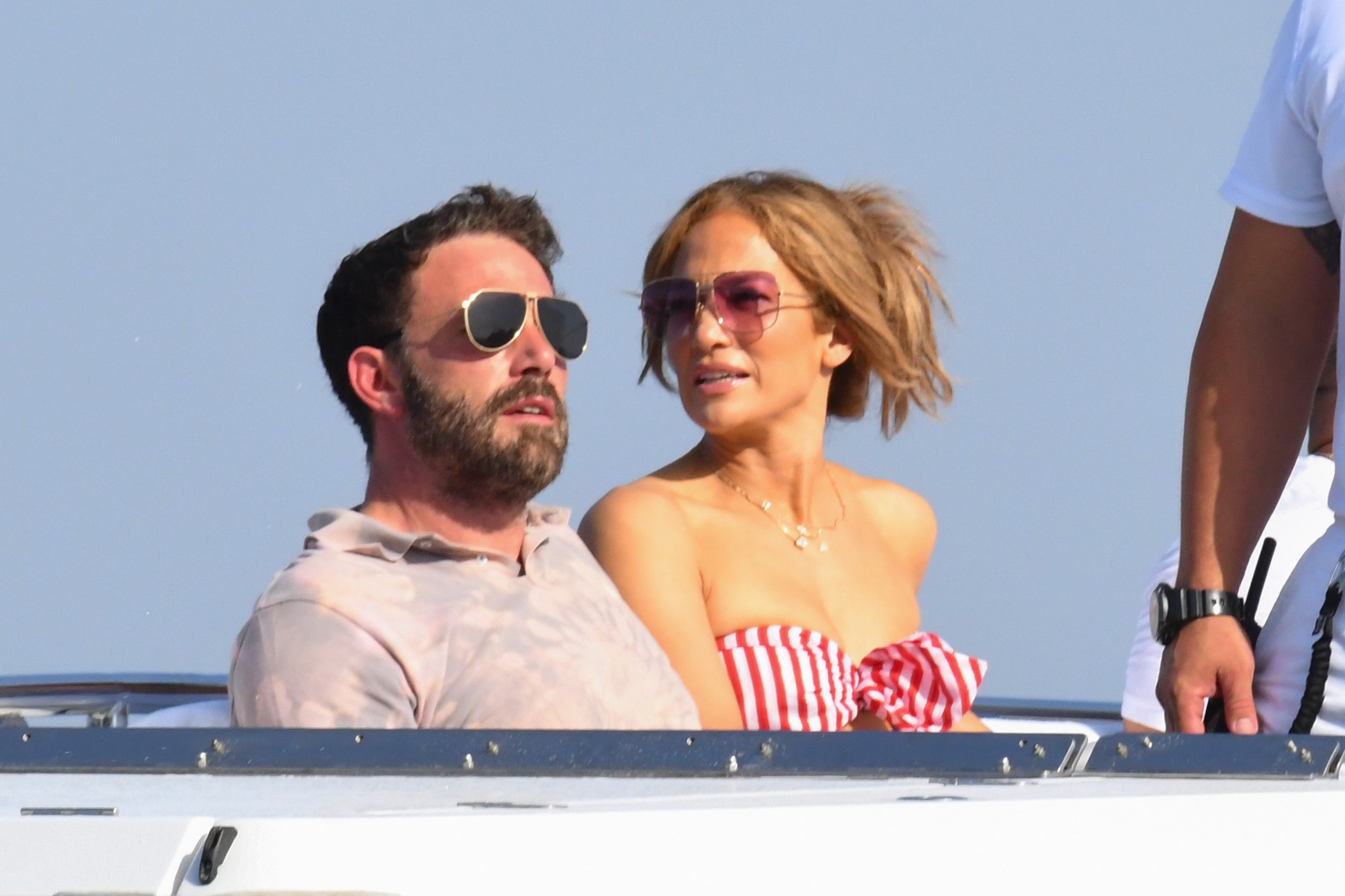 Ben Affleck e Jennifer Lopez em passeio de barco na Itália em julho de 2021 (Foto: Getty Images)