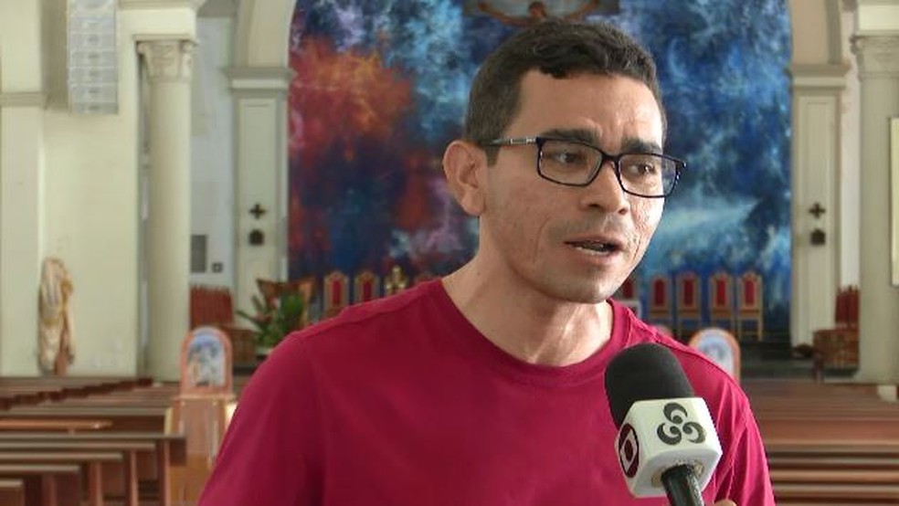 Reitor da catedral diz que tapetes oferecem trajeto digno para passagem de Jesus durante procissão  (Foto: Reprodução/Rede Amazônica Acre)