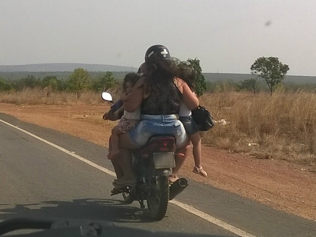 Internauta flagrou crianças sendo transportadas sem capacete em motocicleta (Foto: Divulgação/Fredson M. Freitas)