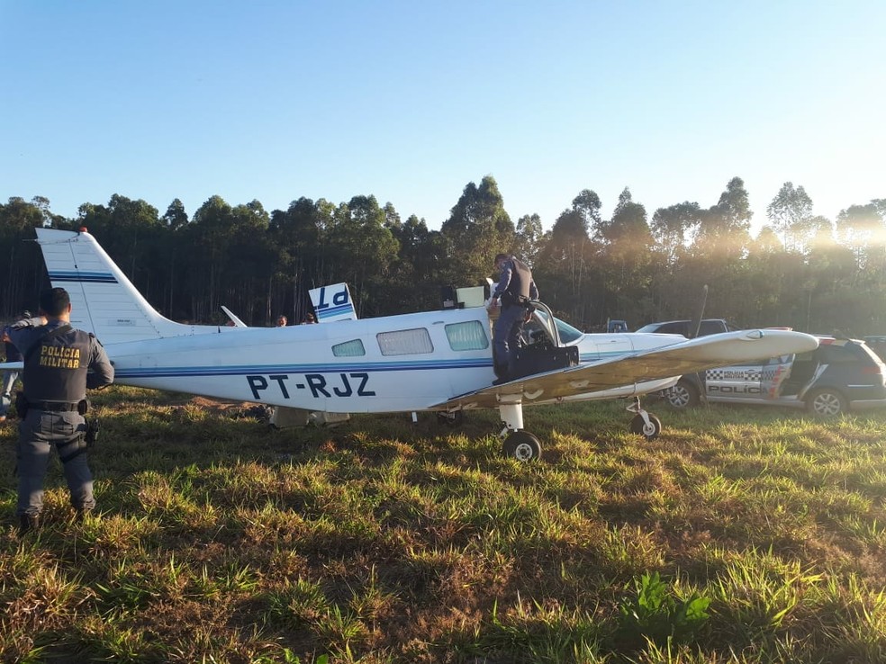 AviÃ£o com 150 kg de maconha faz pouso forÃ§ado em fazenda, piloto alega que foi sequestrado e Ã© preso em Jaciara (Foto: PolÃ­cia Militar de MT)