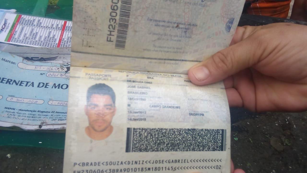 Passaporte de Gabriel Diniz foi encontrado em local perto do acidente (Foto: Reprodução: Twitter)
