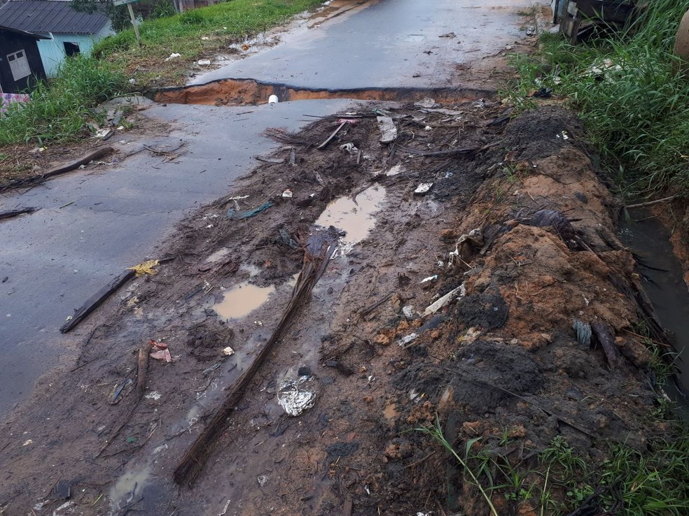 Moradores dizem que temmais de seis meses que problema continua (Foto: Adelcimar Carvalho/G1)