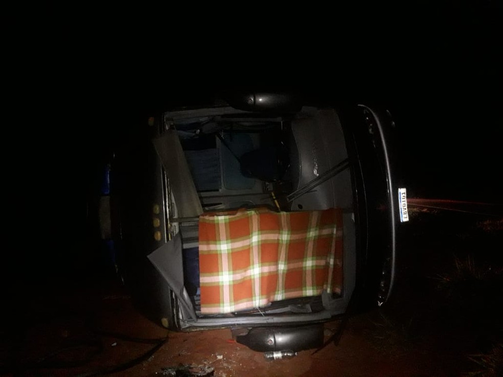 Motorista do ônibus com bolivianos que tombou em rodovia de MS disse que tirou veículo da pista para não bater de frente em carreta que fazia ultrapassagem — Foto: BPMRv/Divulgação