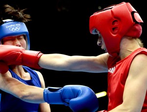 Elena Savelyeva na luta de boxe contra Kim Hye Song (Foto: AP)