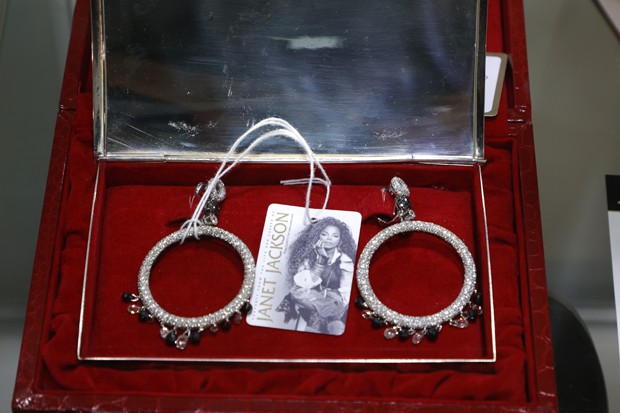 Objetos e looks de Janet Jackson em leilão (Foto: Getty Images)