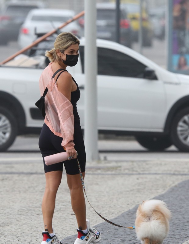 Flávia Alessandra passeia com cachorrinho após malhação no Rio (Foto: Dilson Silva/AgNews)