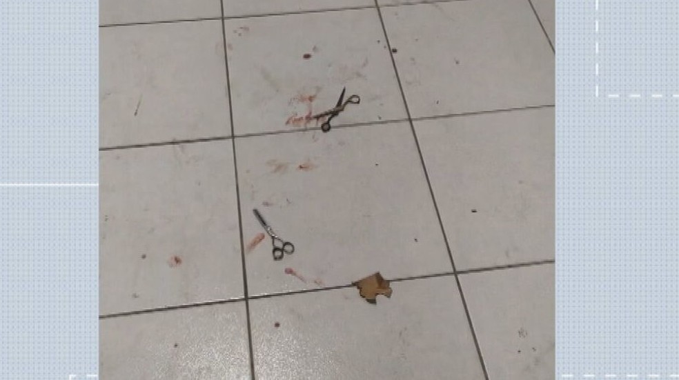 Tesouras usadas para matar jovem de 19 anos no DF — Foto: TV Globo/Reprodução
