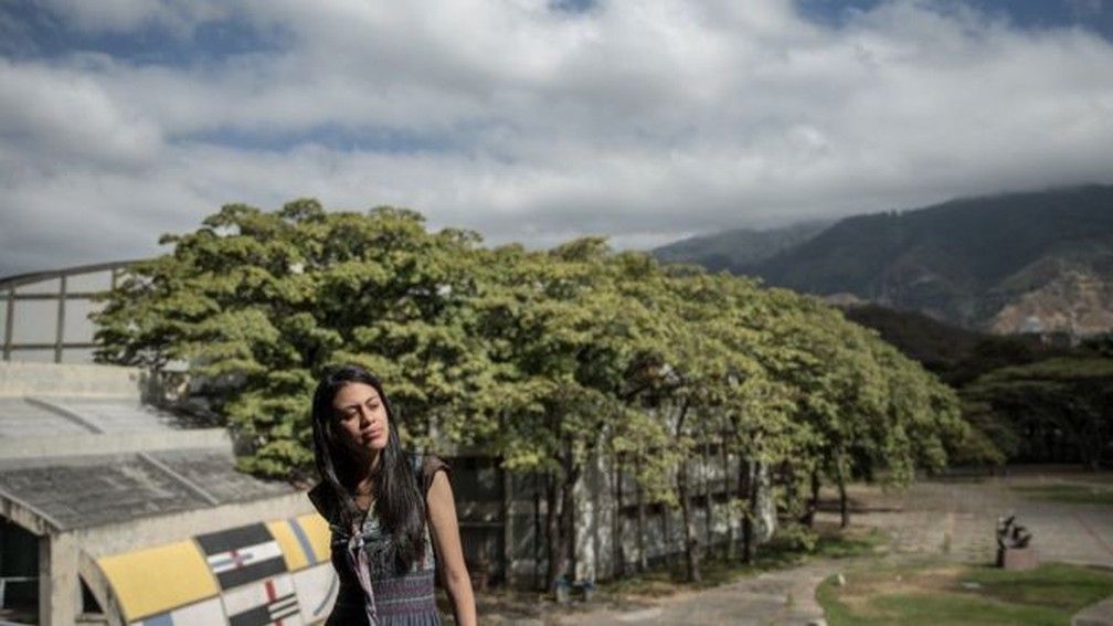 Apesar de chavista, Angela também critica partido de Maduro: "é monolítico, não aceita heterogeneidade" — Foto: FABIOLA FERRERO