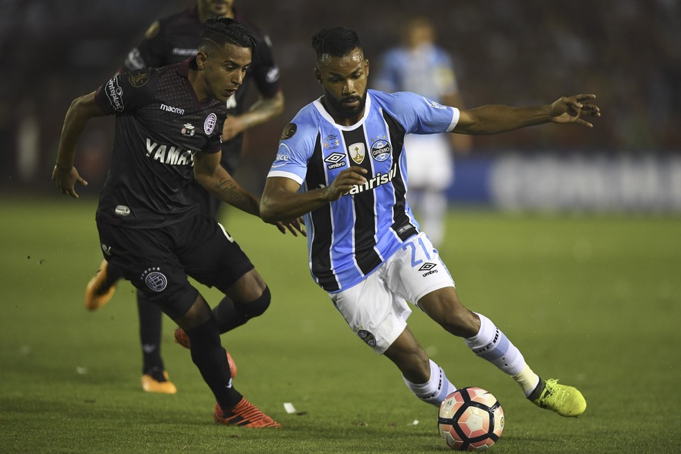 Fernandinho se destacou na final da Libertadores (Foto: AFP)