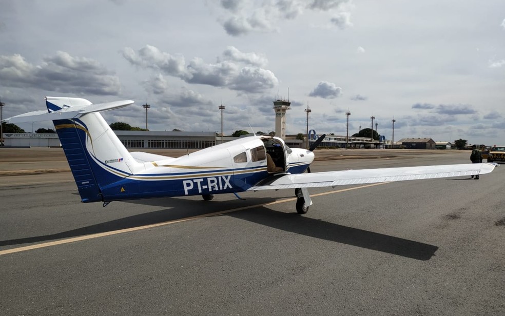 Avião que transportava 111 kg de ouro e foi apreendido ao pousar no aeroporto de Goiânia, segundo a PF — Foto: Polícia Federal/Divulgação