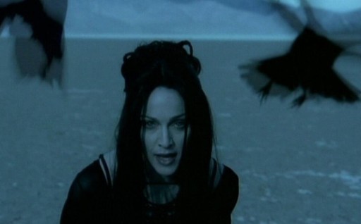 Para lançar "Frozen", Madonna apareceu de longos cabelos pretos