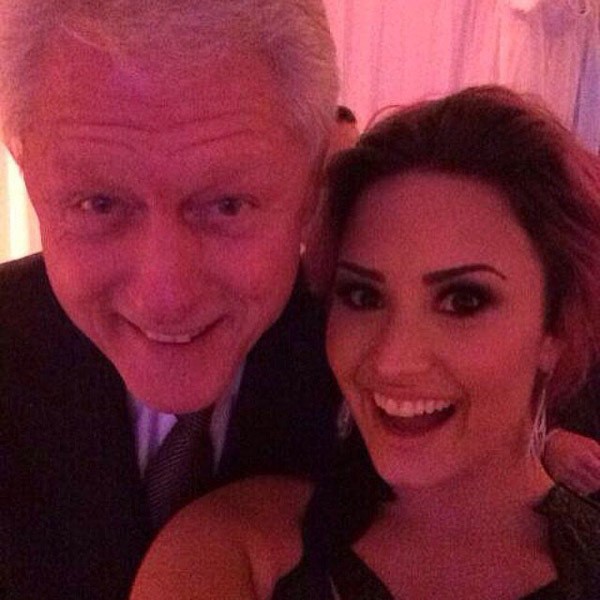 Demi Lovato também ficou contente ao fazer uma foto com o ex-presidente dos EUA Bill Clinton (Foto: Instagram)