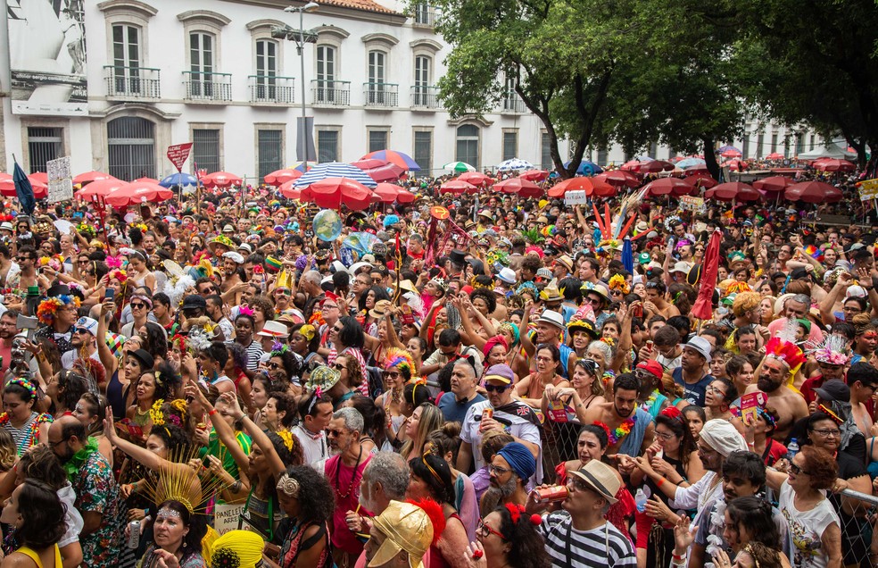 Multidão animada no Cordão do Boitatá no domingo de carnaval — Foto: Fernando Maia/Riotur