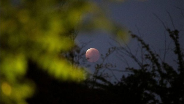 Eclipse lunar parcial em Santiago, no Chile (Foto: Reuters via BBC)