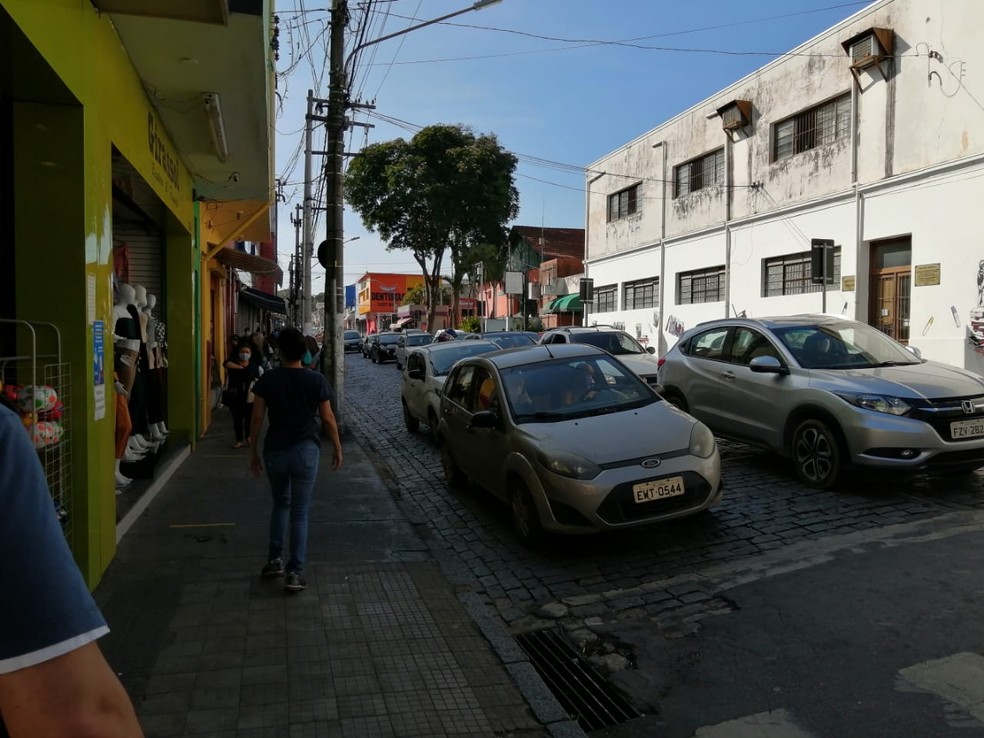 Centro de Atibaia no primeiro dia da fase vermelha &mdash; Foto: Lucas Rangel/TV Vanguarda